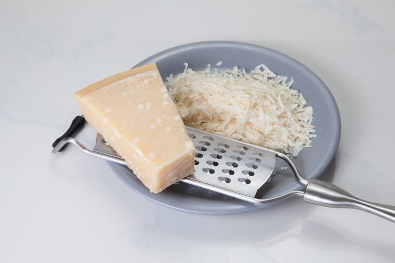 découvrez tout ce qu'il faut savoir sur le fromage : astuces de dégustation, variétés, origines et conseils pour bien choisir et savourer le cheese.