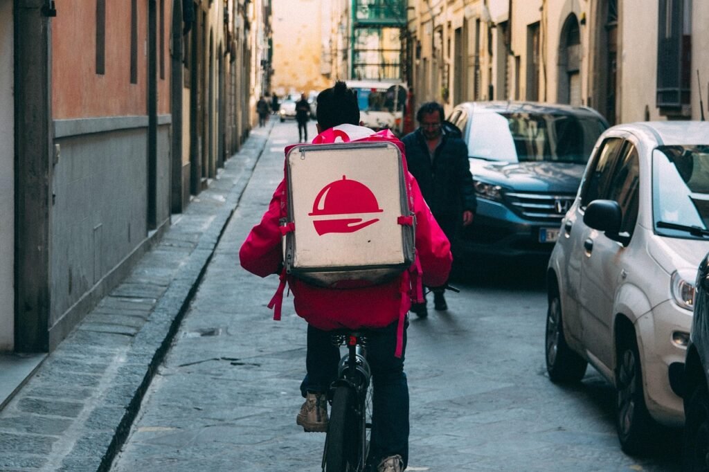 découvrez la livraison collaborative : une approche innovante où particuliers et professionnels s’associent pour optimiser la livraison de colis, réduire les coûts et minimiser l’impact environnemental.