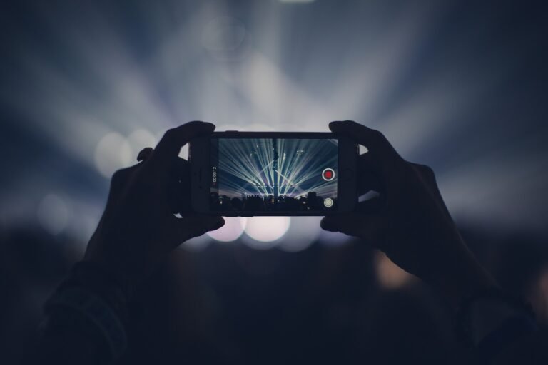 découvrez le live shopping : une expérience d’achat interactive en direct pour explorer, poser vos questions et acheter vos produits favoris en temps réel, directement avec des experts ou influenceurs.