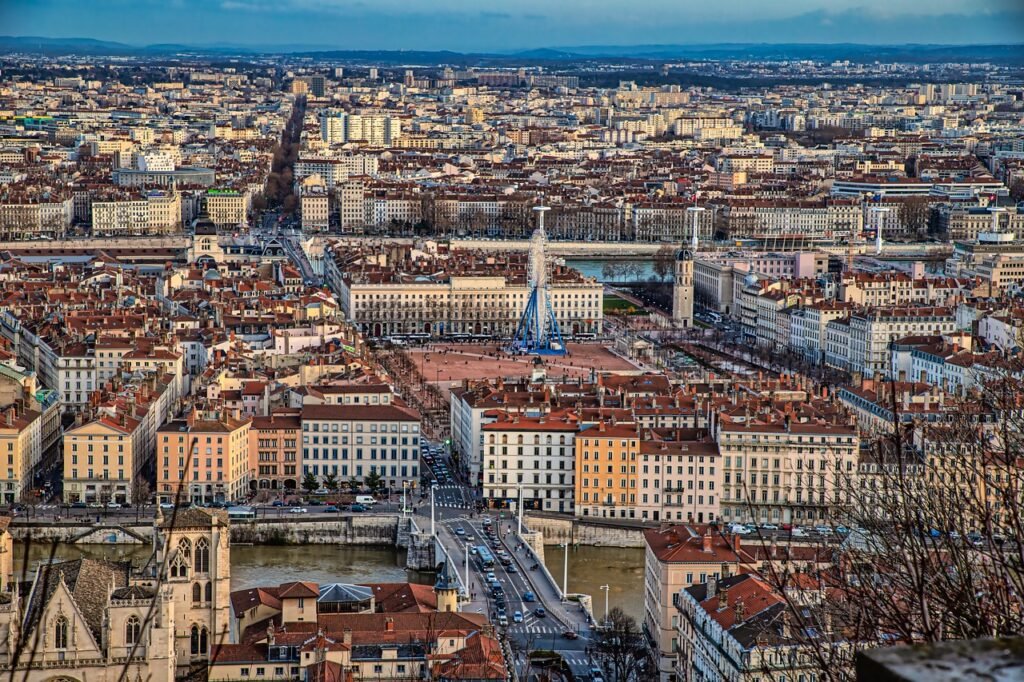 découvrez lyon, une ville emblématique au cœur de la france, réputée pour sa gastronomie, son patrimoine historique, et sa vie culturelle dynamique. explorez ses quartiers uniques, ses monuments et la beauté de ses paysages urbains.