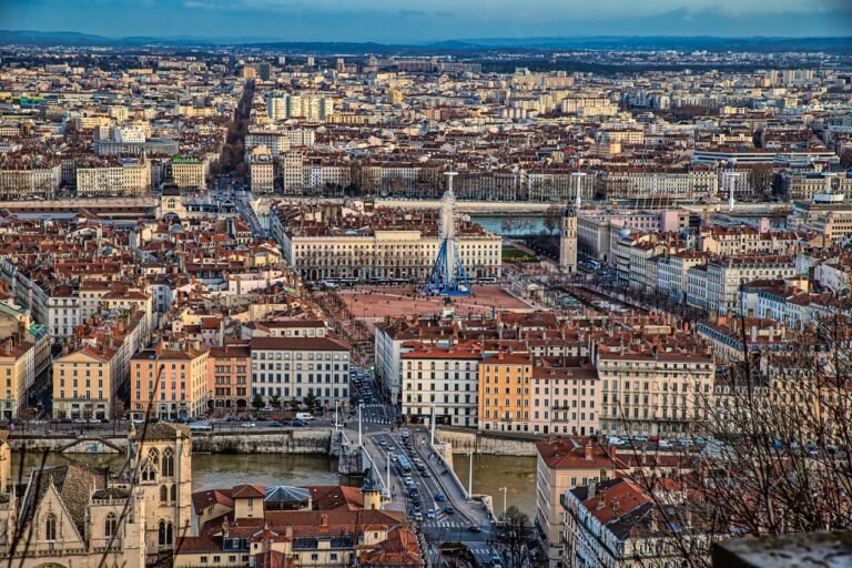 découvrez lyon, une ville emblématique au cœur de la france, réputée pour sa gastronomie, son patrimoine historique, et sa vie culturelle dynamique. explorez ses quartiers uniques, ses monuments et la beauté de ses paysages urbains.