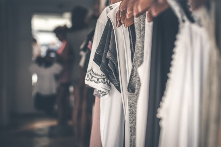 découvrez nos services de garde-robe : organisation, rangement, et conseils personnalisés pour optimiser votre dressing et révéler votre style au quotidien.