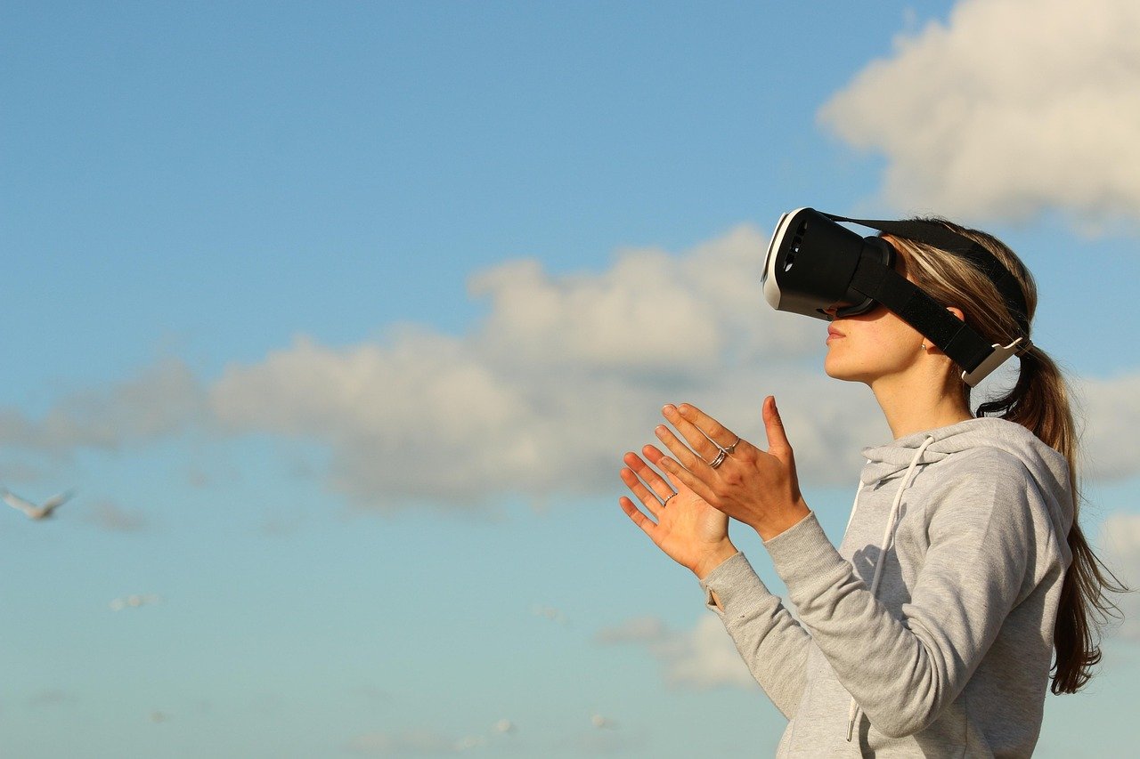 découvrez la réalité augmentée : une technologie innovante qui mêle le monde réel à des éléments virtuels pour enrichir vos expériences, que ce soit dans le divertissement, l'éducation ou le commerce.